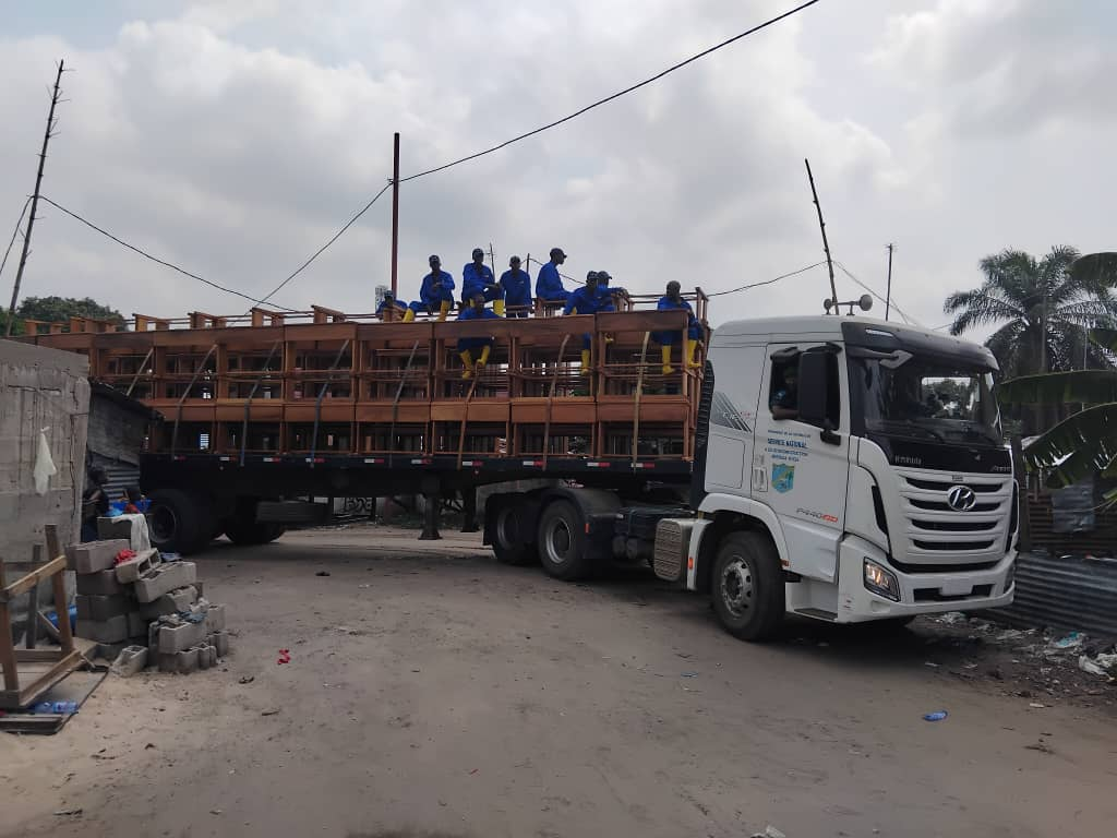 Livraison des bancs de l'école